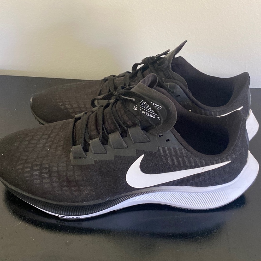 Size women 11 Nike running shoes
